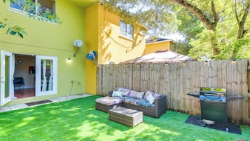 Apartment (3 Bedrooms) | Front of property