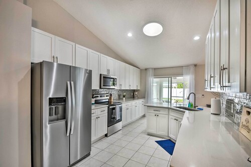 Palm Coast Retreat w/ Lanai < 8 Mi to Beach!