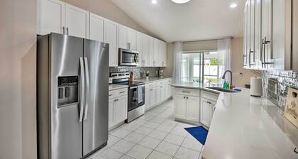 Palm Coast Retreat w/ Lanai < 8 Mi to Beach!