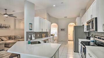 House (3 Bedrooms) | Interior