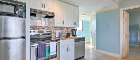 Microondas, horno, parrilla de estufa y lavavajillas