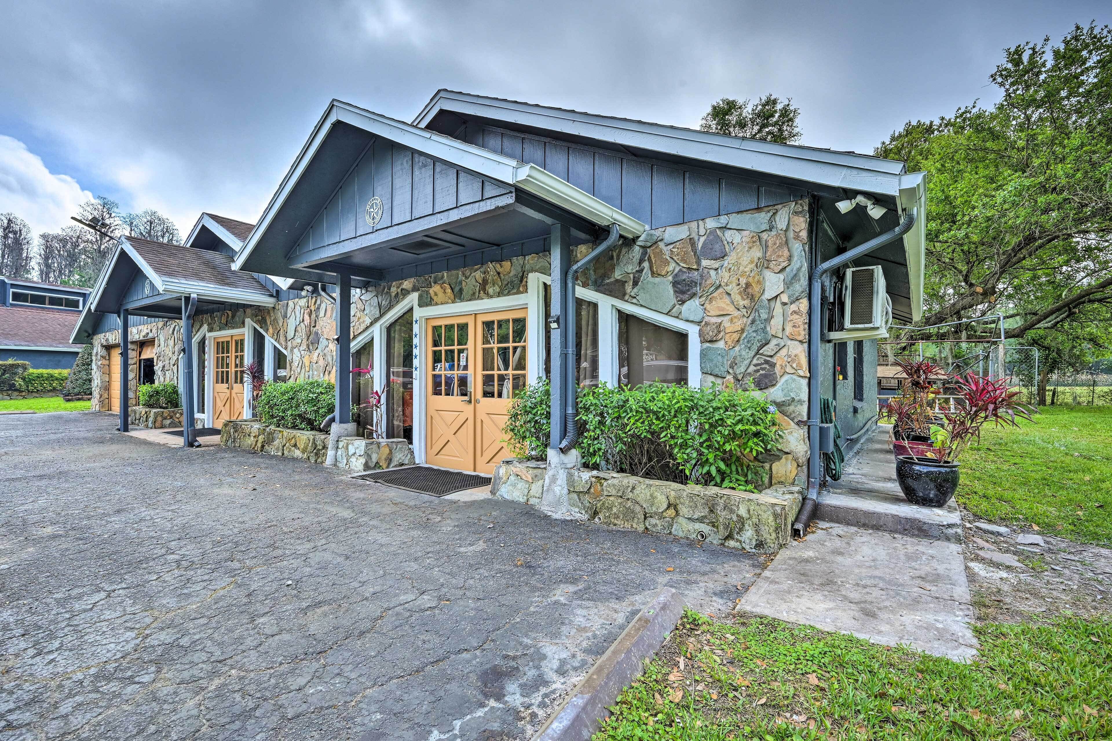 Peaceful Florida Retreat - 18 Mi to Tampa!