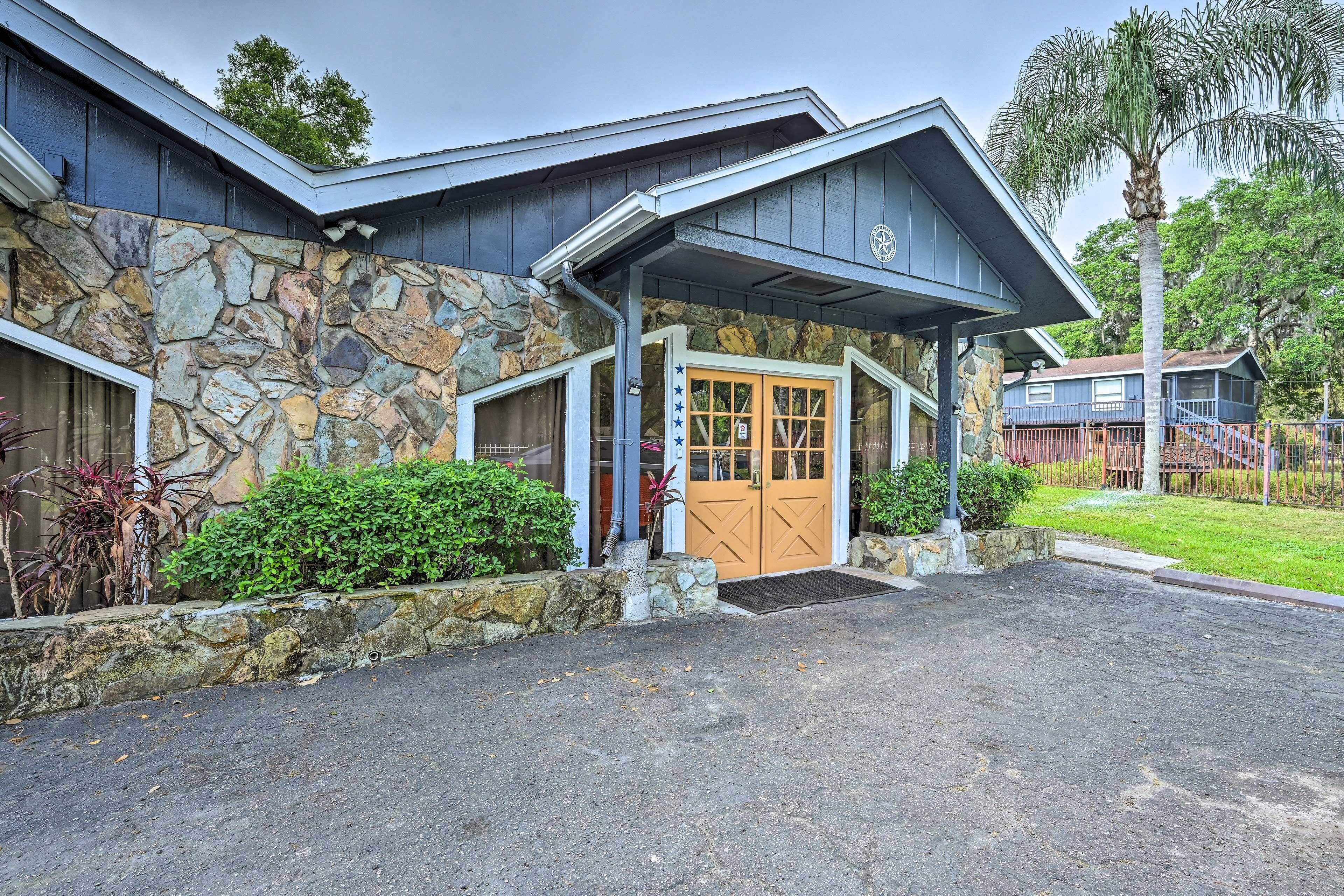 Peaceful Florida Retreat - 18 Mi to Tampa!