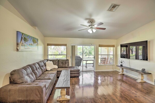 House (4 Bedrooms) | Living area