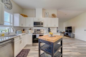 House (2 Bedrooms) | Interior - Peaceful Lady Lake Home w/ Screened-in Porch! (Lady Lake)