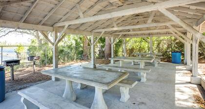 Peaceful Pomona Park Home: 1 Mi to Lake Broward!