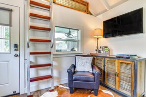 House (2 Bedrooms) | Interior - Pensacola Studio Bungalow < 1 Mi to Bayview Park! (Pensacola)