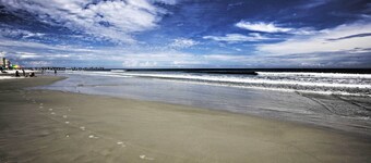 Pet-friendly Daytona Beach Home, Walk to the Ocean