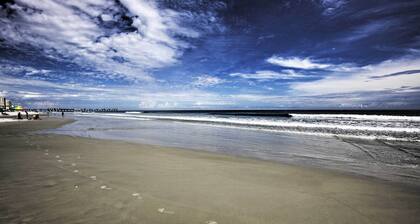 Pet-friendly Daytona Beach Home, Walk to the Ocean
