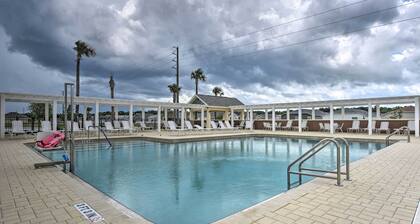 Lanai & Resort Amenities: The Villages Getaway