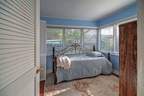 Cottage (2 Bedrooms) | Interior - Quiet Cottage < 1/2 Mi to Gulf Coast & Boardwalk! (Treasure Island)