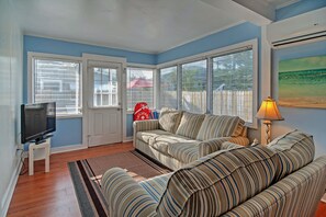 Cottage (2 Bedrooms) | Interior - Quiet Cottage < 1/2 Mi to Gulf Coast & Boardwalk! (Treasure Island)