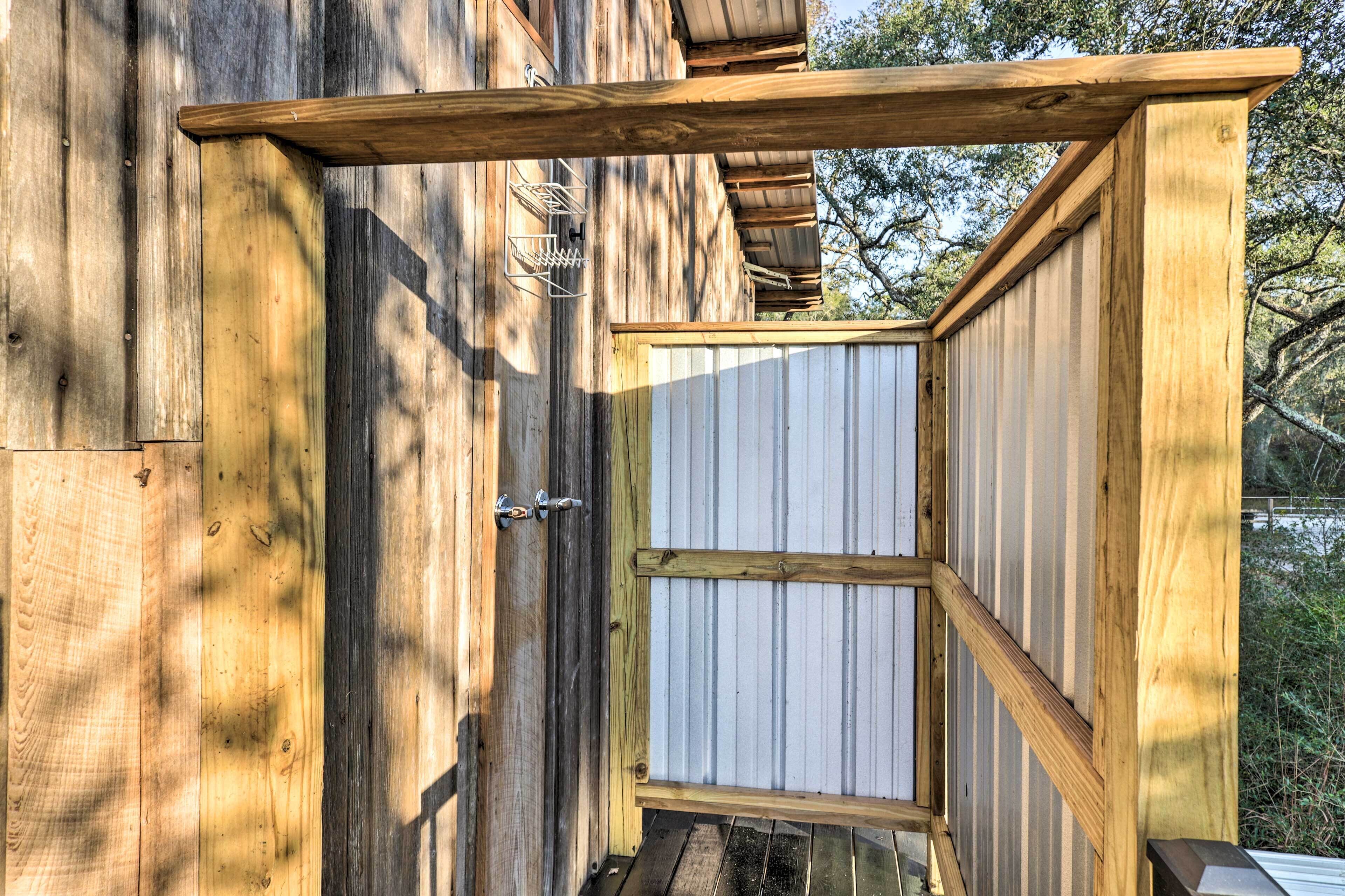 Eine Holzhütte mit einem Metallfenster und einer Holztür.