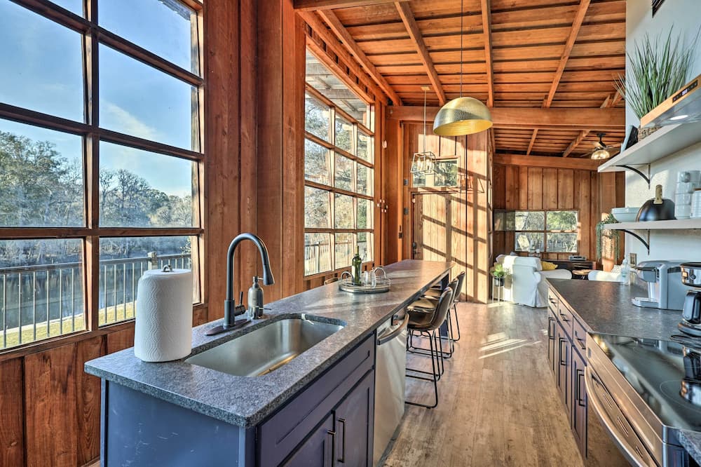 Fort White Retreat: Deck & River Access! - McAlpin, FL