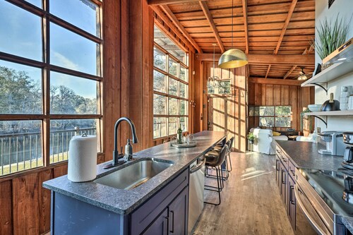 Fort White Retreat: Deck & River Access!