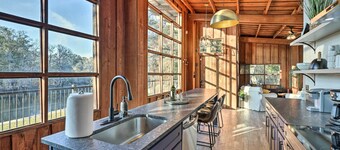 Fort White Retreat: Deck & River Access!