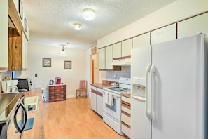 House (2 Bedrooms) | Interior - Waterfront Port St Lucie Home w/ Lanai & Pool (Port Saint Lucie)