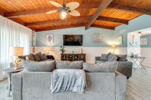 House (3 Bedrooms) | Interior - 2 Mi to Homosassa Springs: Riverfront Home w/ Dock (Homosassa)