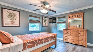 Unclassified image, 3 of 29, button - Riverfront Home w/ Dock & Deck, Pets Welcome! (Jacksonville)