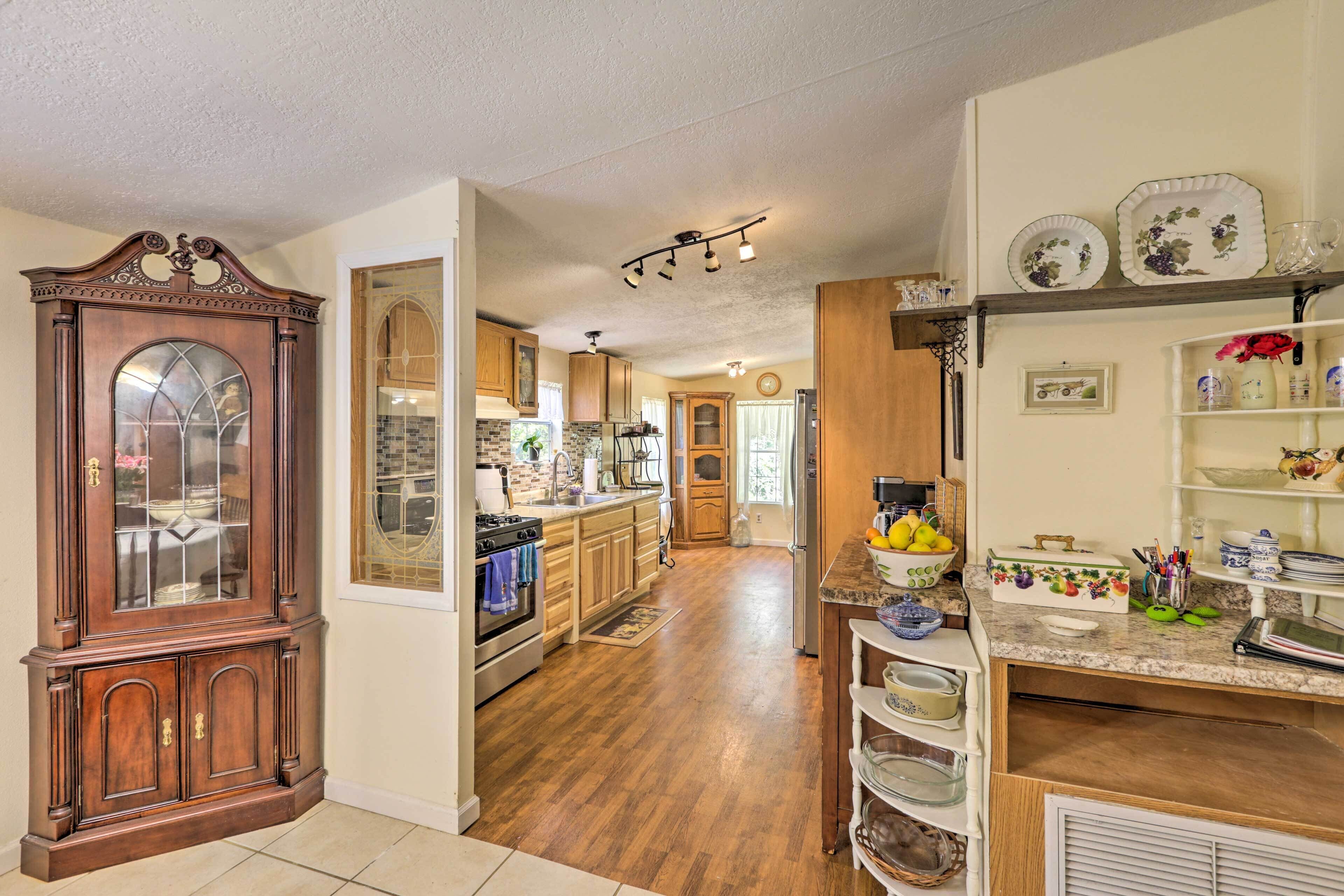 Microwave, oven, stovetop, cookware/dishes/utensils