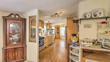 Microwave, oven, stovetop, cookware/dishes/utensils