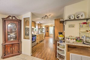 Microwave, oven, kompor, dan peralatan masak/sendok-piring