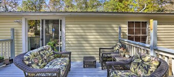 Quincy Home w/ Deck & Outdoor Patio Furniture