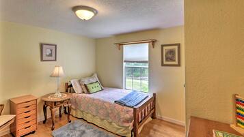 3 kamar tidur, setrika/meja setrika, dan tempat tidur bayi gratis