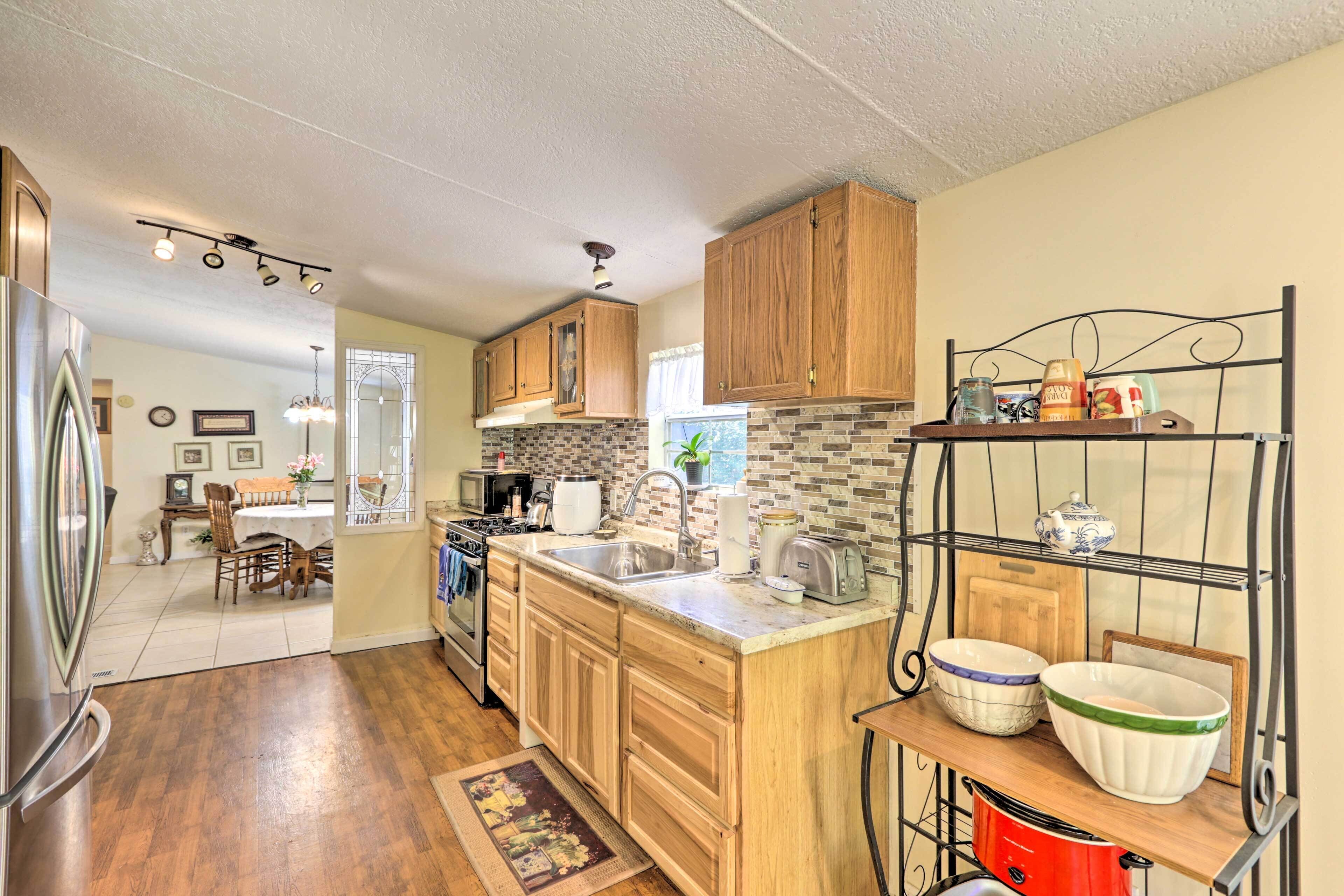 Microwave, oven, kompor, dan peralatan masak/sendok-piring