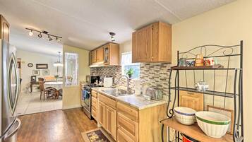 Microwave, oven, kompor, dan peralatan masak/sendok-piring