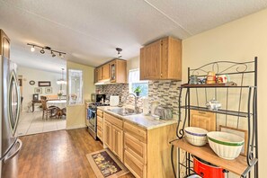 Microwave, oven, kompor, dan peralatan masak/sendok-piring