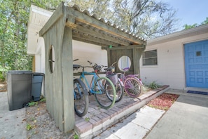 Interior - Dock & Kayaks: Riverfront Dunnellon Home! (Dunnellon)