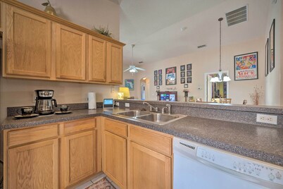 10 Mi to Disney + Heated Pool: Florida Abode!