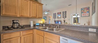 10 Mi to Disney + Heated Pool: Florida Abode!