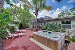 Outdoor spa tub