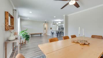 House (5 Bedrooms) | Interior