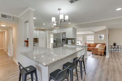 Spacious Fort Walton Beach Home ~ 2 Mi to Beach!