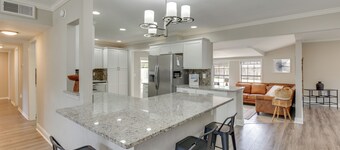 Spacious Fort Walton Beach Home ~ 2 Mi to Beach!