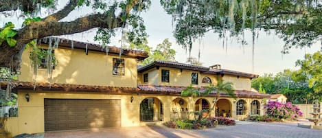 House (6 Bedrooms) | Interior