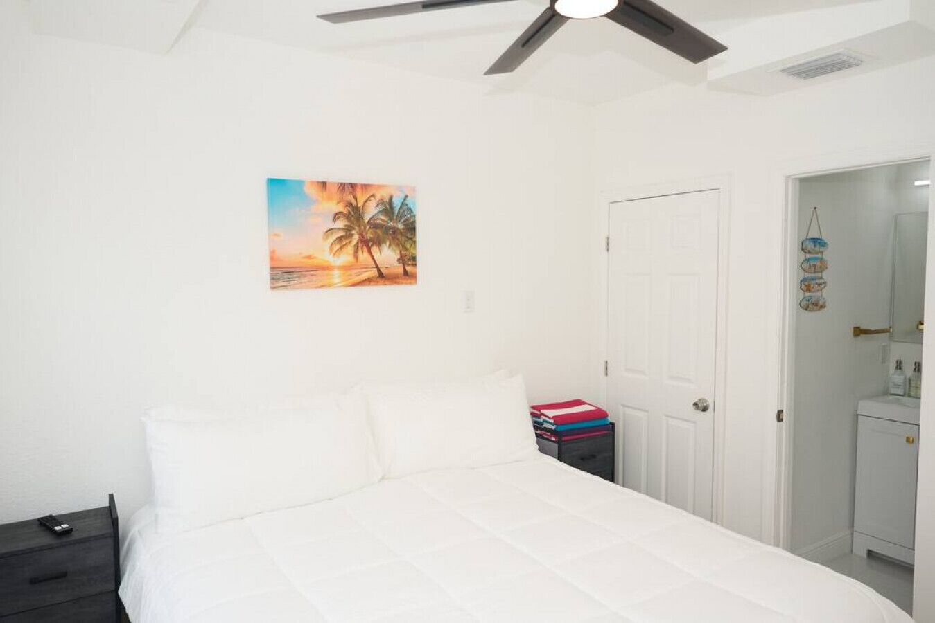 Modern 1 bedroom w/ 2 beds sleeps 5 beach access!