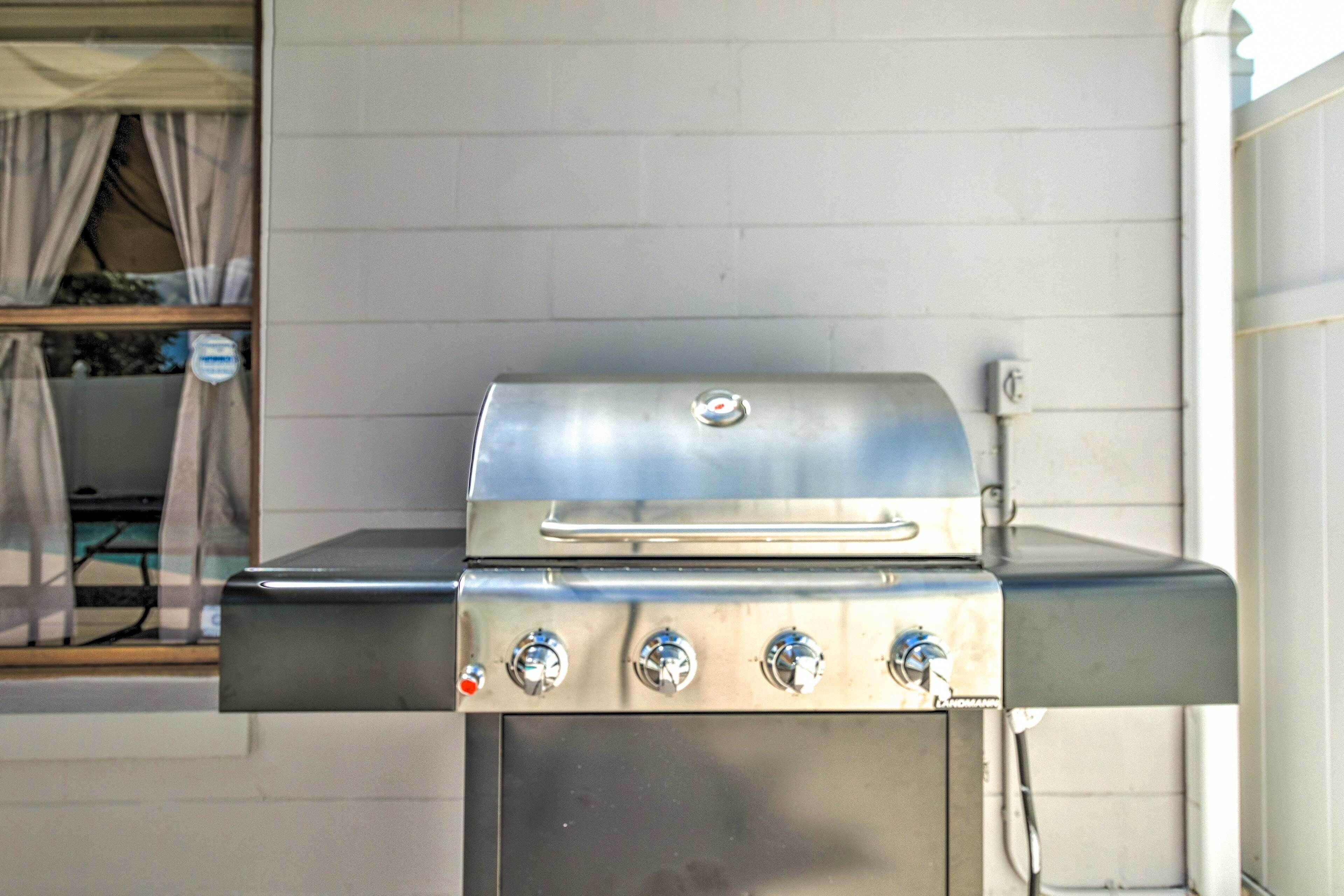 Una parrilla de acero inoxidable para exteriores con cuatro quemadores y un panel de control.