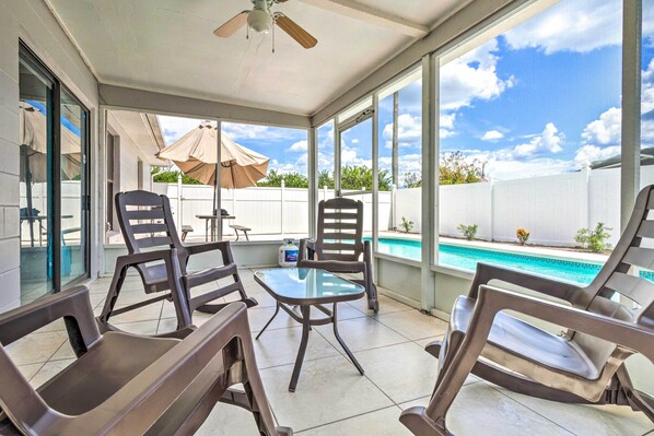 Pool - Sun-soaked Home: Day Trip to Clearwater Beach! (Poinciana)