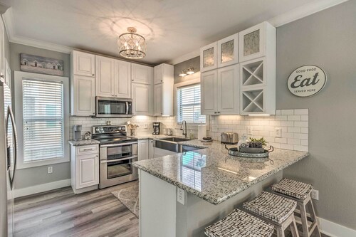 On-site Beach Bar: Sunny Perdido Key Cottage!