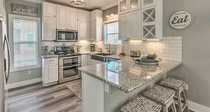 On-site Beach Bar: Sunny Perdido Key Cottage!