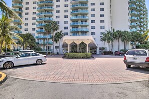 Apartment (2 Bedrooms) | Interior - < Half-mi to Beach: Sunny Isles Resort Condo (Sunny Isles Beach)