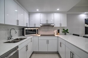 Apartment (2 Bedrooms) | Interior - < Half-mi to Beach: Sunny Isles Resort Condo (Sunny Isles Beach)