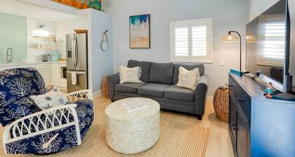 Tropical Cottage < 2 Mi to Hobe Sound Beach!