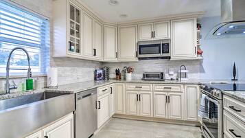 House (4 Bedrooms) | Private kitchen | Microwave, oven, stovetop, dishwasher