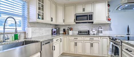 Casa (4 Bedrooms) | Cocina privada | Microondas, horno, parrilla de estufa y lavavajillas