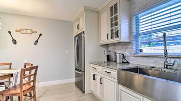 House (4 Bedrooms) | Private kitchen | Microwave, oven, stovetop, dishwasher